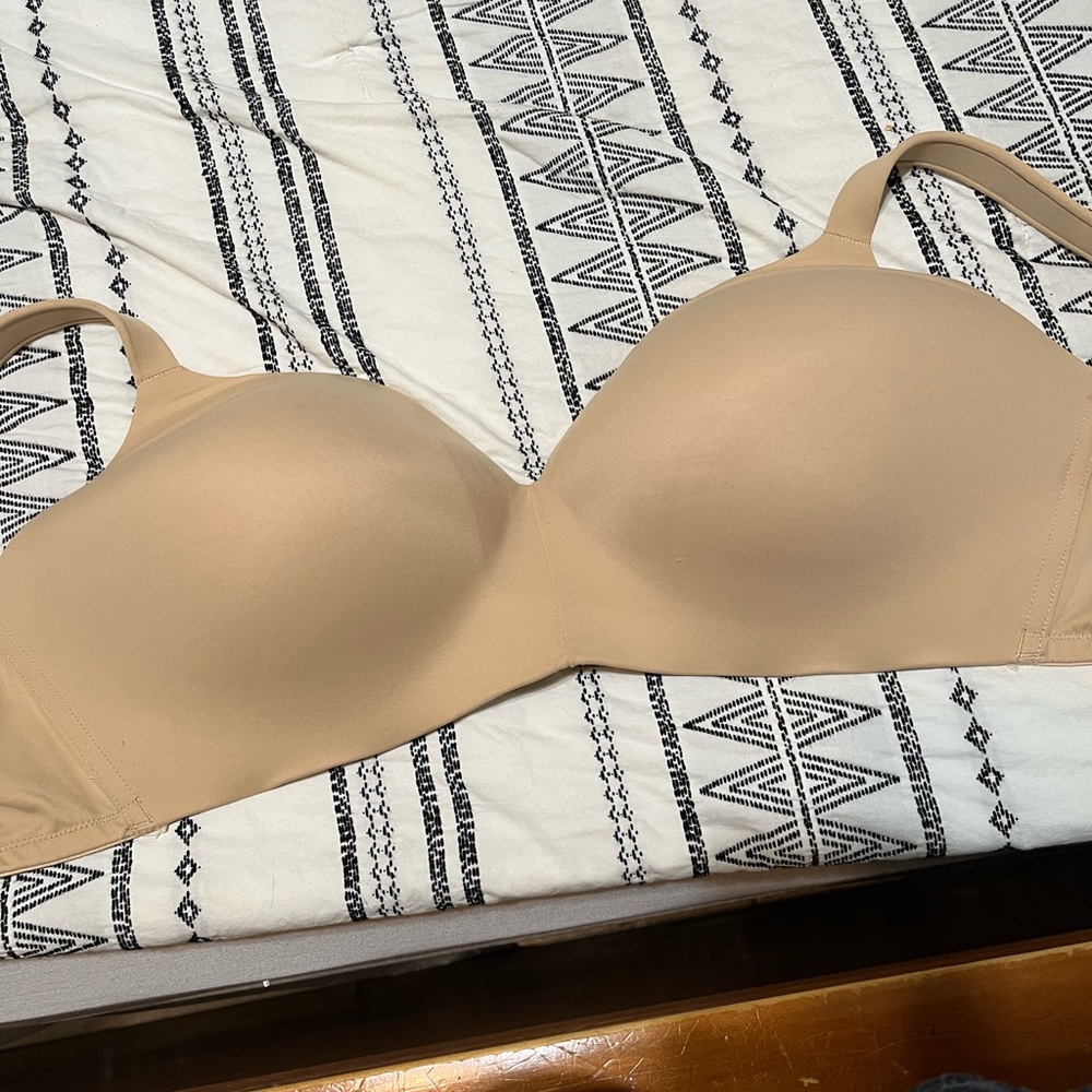 This is a wireless bra that is in excellent condition.